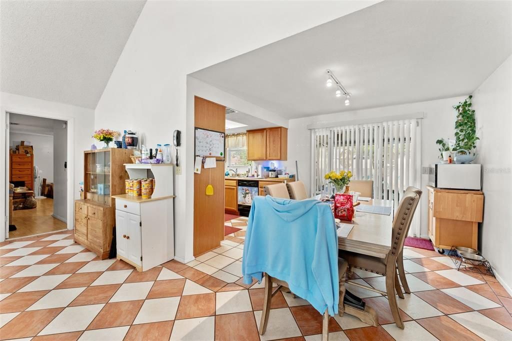 待售: $235,000 (5 贝兹, 3 浴室, 2375 平方英尺)