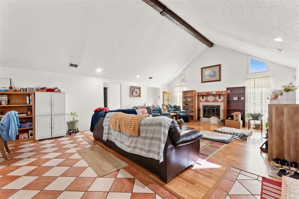 待售: $235,000 (5 贝兹, 3 浴室, 2375 平方英尺)