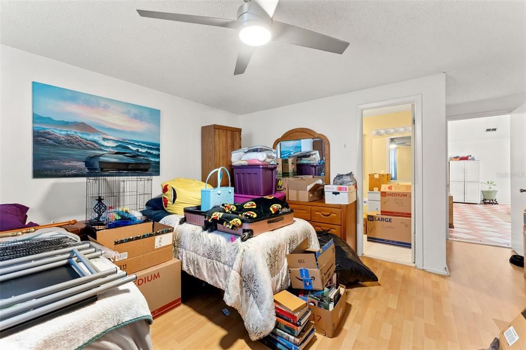 待售: $235,000 (5 贝兹, 3 浴室, 2375 平方英尺)