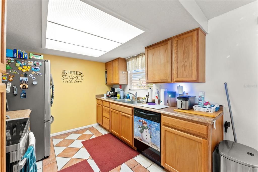 待售: $235,000 (5 贝兹, 3 浴室, 2375 平方英尺)