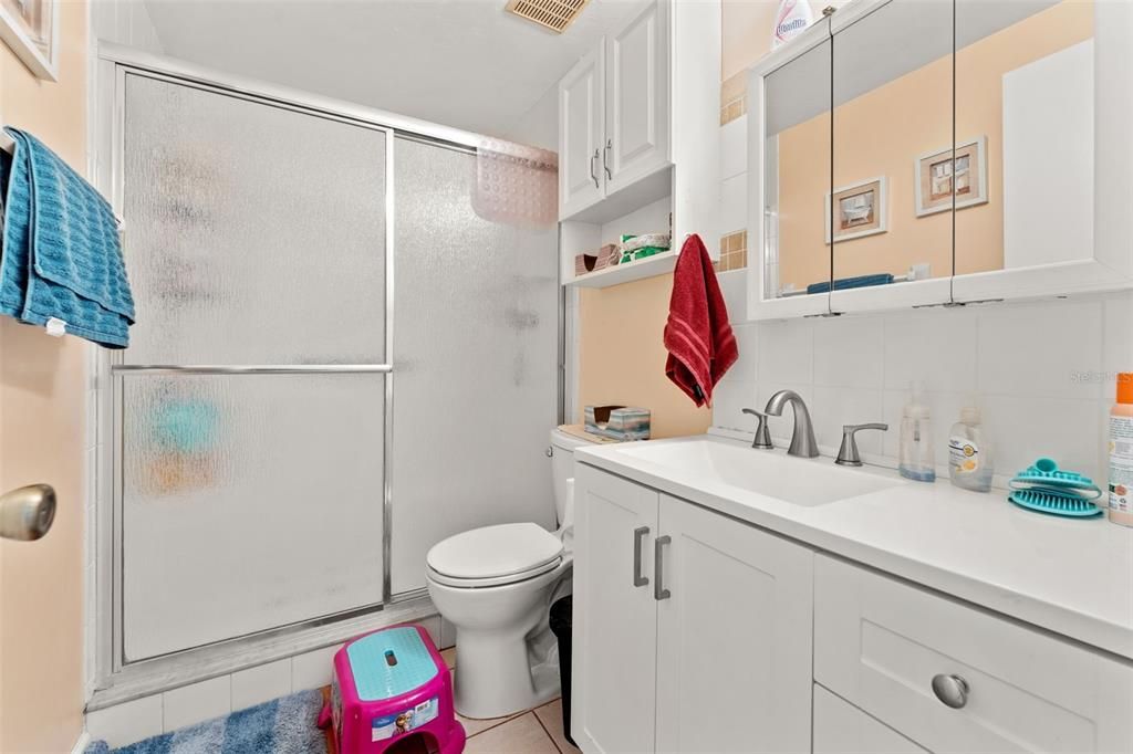 待售: $235,000 (5 贝兹, 3 浴室, 2375 平方英尺)