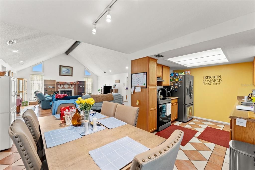 待售: $235,000 (5 贝兹, 3 浴室, 2375 平方英尺)