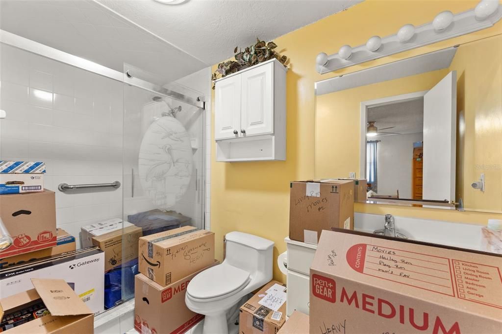 待售: $235,000 (5 贝兹, 3 浴室, 2375 平方英尺)