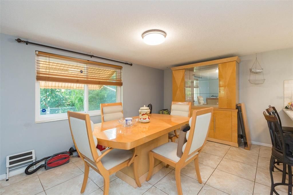 En Venta: $319,000 (3 camas, 2 baños, 1325 Pies cuadrados)