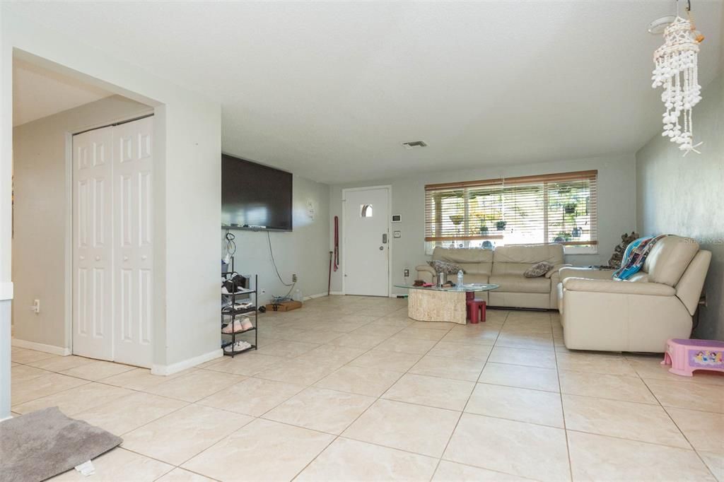 En Venta: $319,000 (3 camas, 2 baños, 1325 Pies cuadrados)