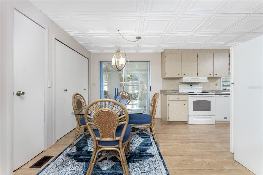 待售: $115,000 (2 贝兹, 2 浴室, 960 平方英尺)