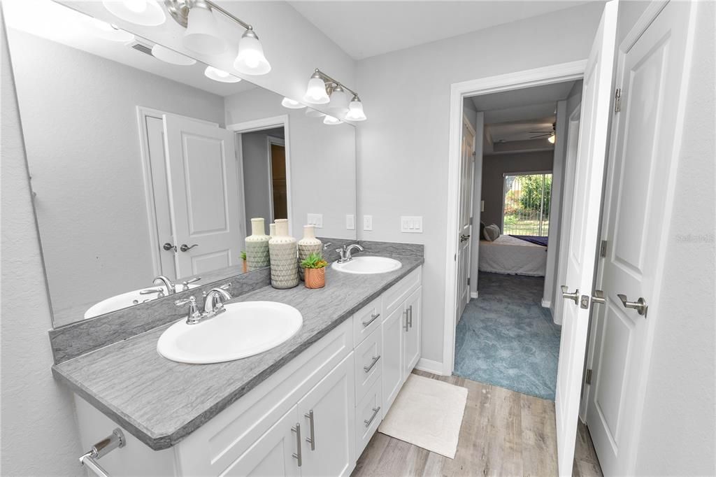 待售: $245,000 (3 贝兹, 2 浴室, 1306 平方英尺)