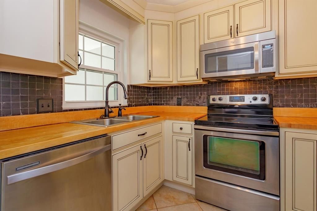 For Sale: $309,000 (2 beds, 2 baths, 1300 Square Feet)