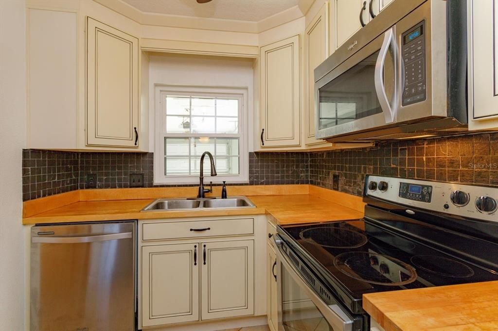 For Sale: $309,000 (2 beds, 2 baths, 1300 Square Feet)