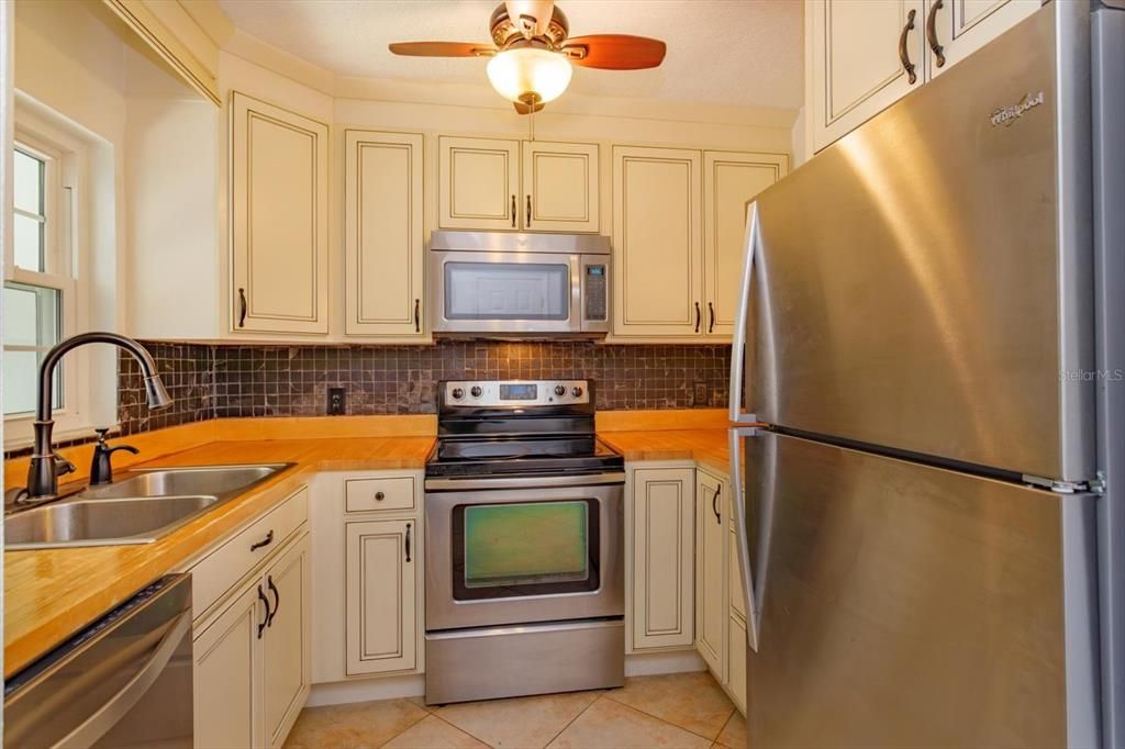 For Sale: $309,000 (2 beds, 2 baths, 1300 Square Feet)