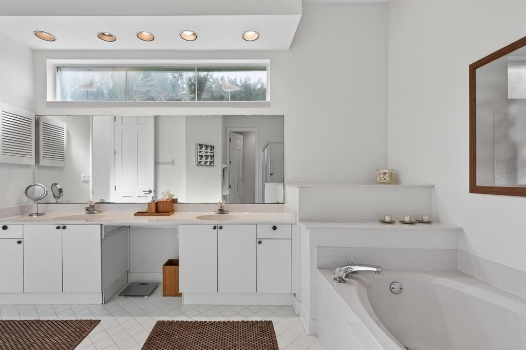 For Sale: $599,000 (2 beds, 2 baths, 2004 Square Feet)