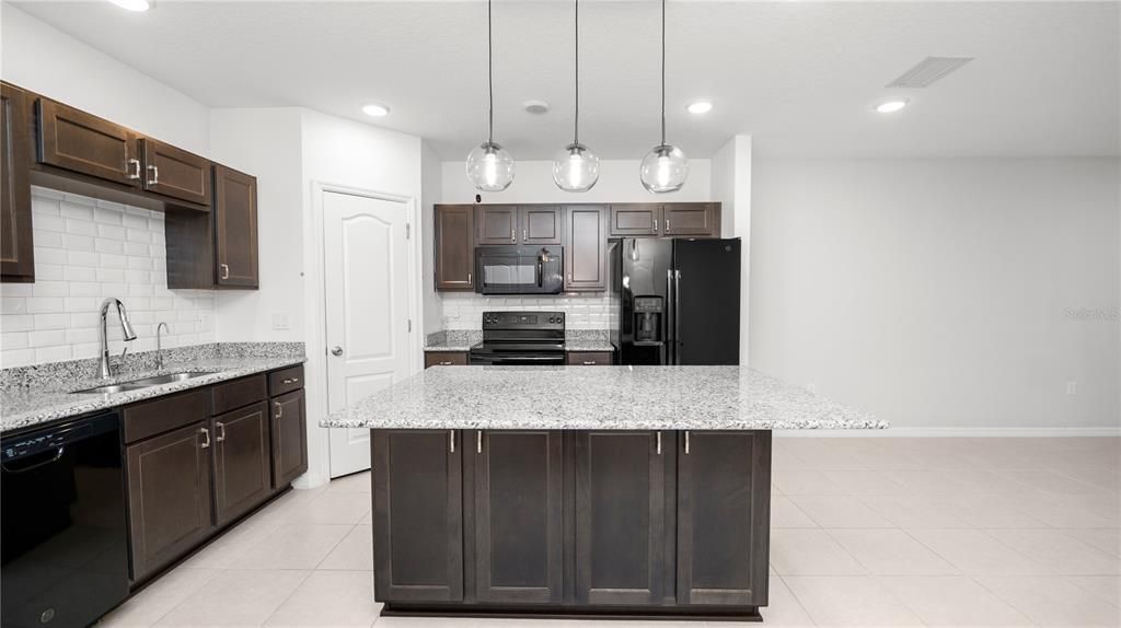 For Sale: $270,000 (3 beds, 2 baths, 1633 Square Feet)