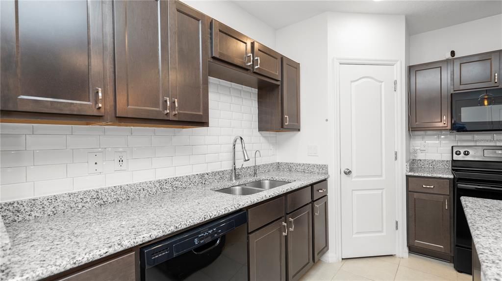 For Sale: $270,000 (3 beds, 2 baths, 1633 Square Feet)