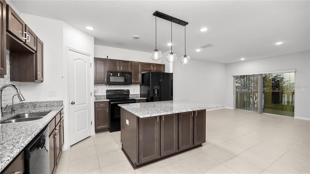 For Sale: $270,000 (3 beds, 2 baths, 1633 Square Feet)