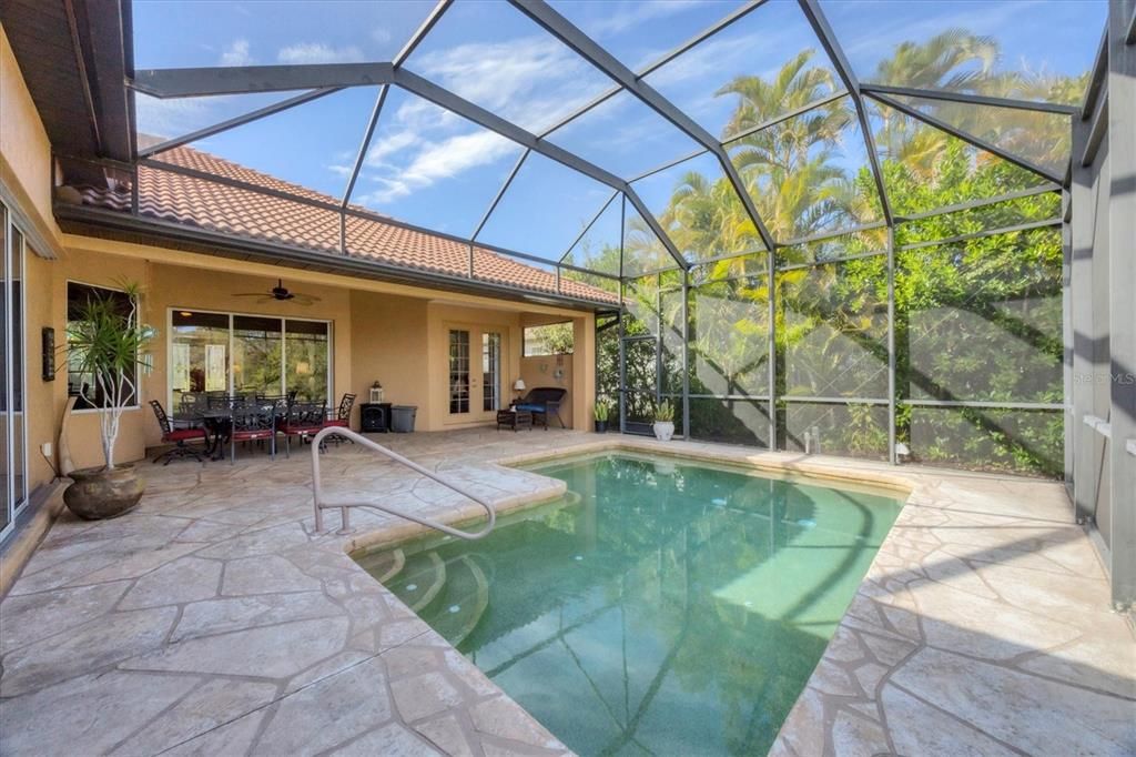 En Venta: $699,900 (4 camas, 3 baños, 2718 Pies cuadrados)