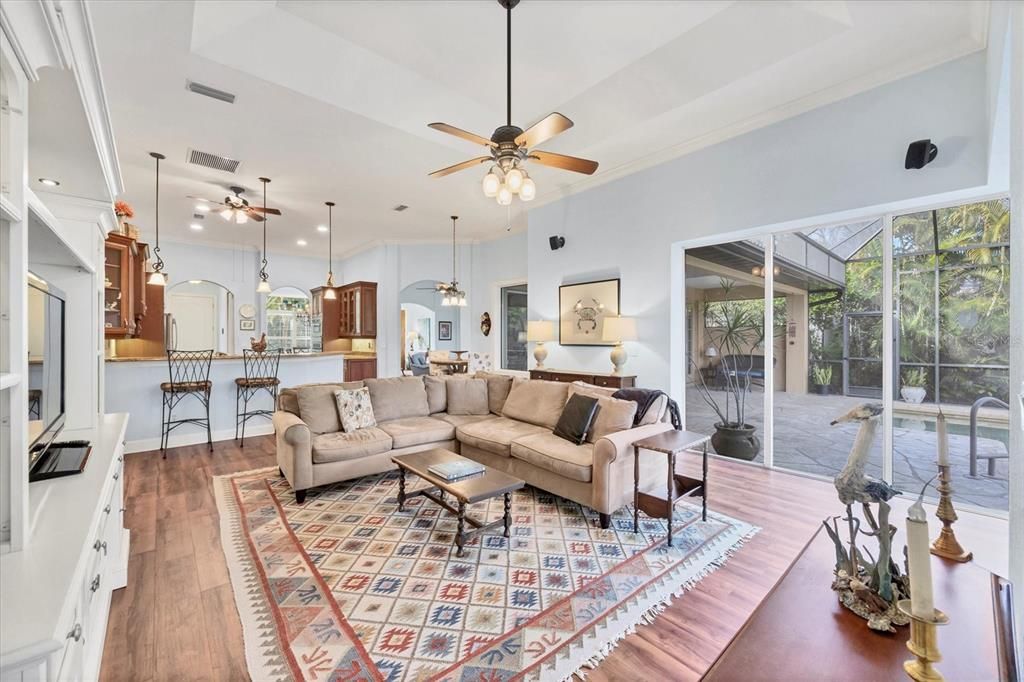 En Venta: $699,900 (4 camas, 3 baños, 2718 Pies cuadrados)