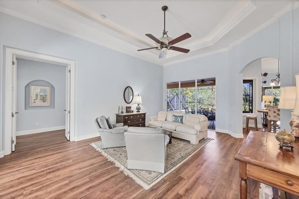 En Venta: $699,900 (4 camas, 3 baños, 2718 Pies cuadrados)