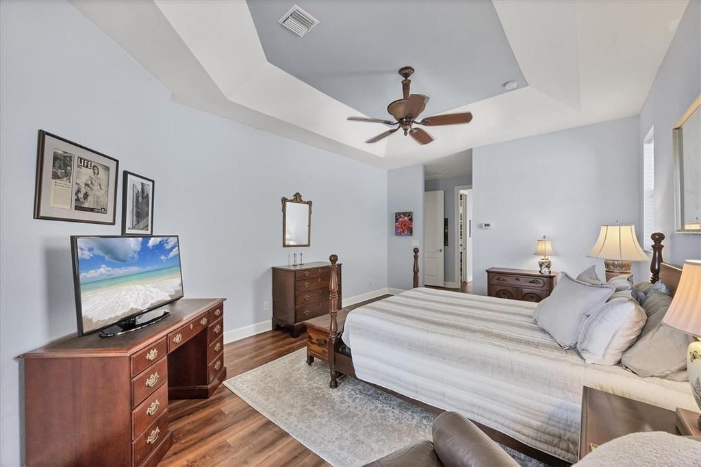 En Venta: $699,900 (4 camas, 3 baños, 2718 Pies cuadrados)