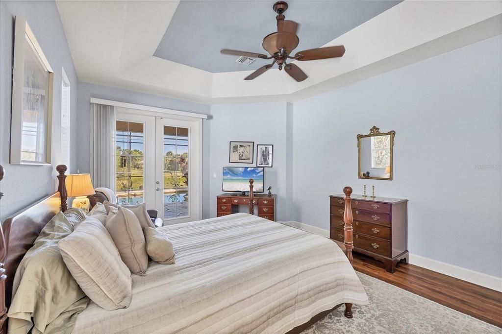 En Venta: $699,900 (4 camas, 3 baños, 2718 Pies cuadrados)