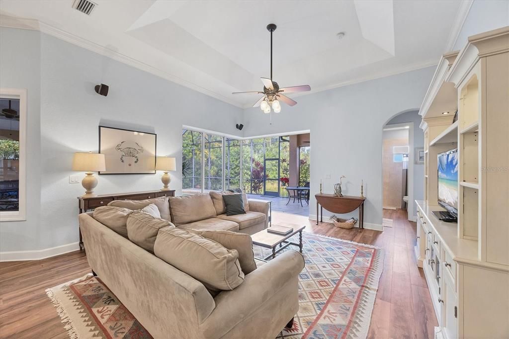 En Venta: $699,900 (4 camas, 3 baños, 2718 Pies cuadrados)