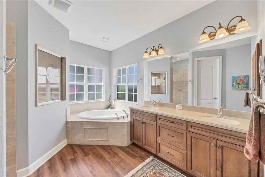 En Venta: $699,900 (4 camas, 3 baños, 2718 Pies cuadrados)