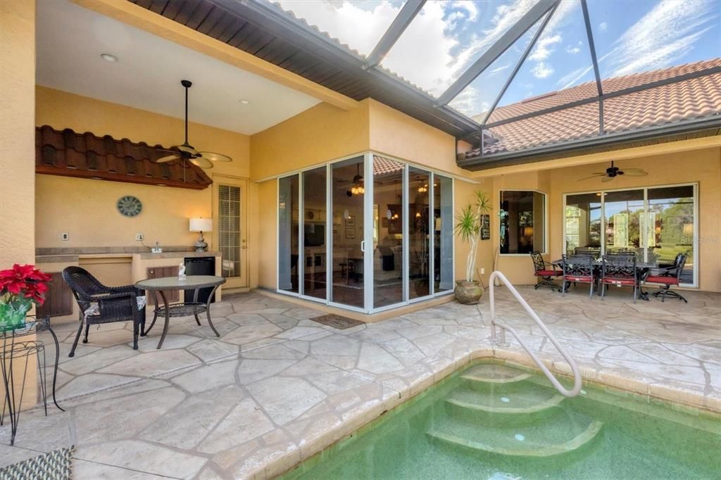 En Venta: $699,900 (4 camas, 3 baños, 2718 Pies cuadrados)