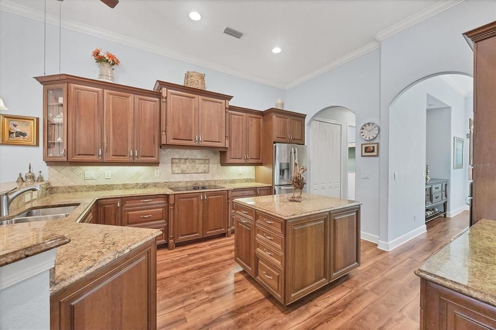 En Venta: $699,900 (4 camas, 3 baños, 2718 Pies cuadrados)