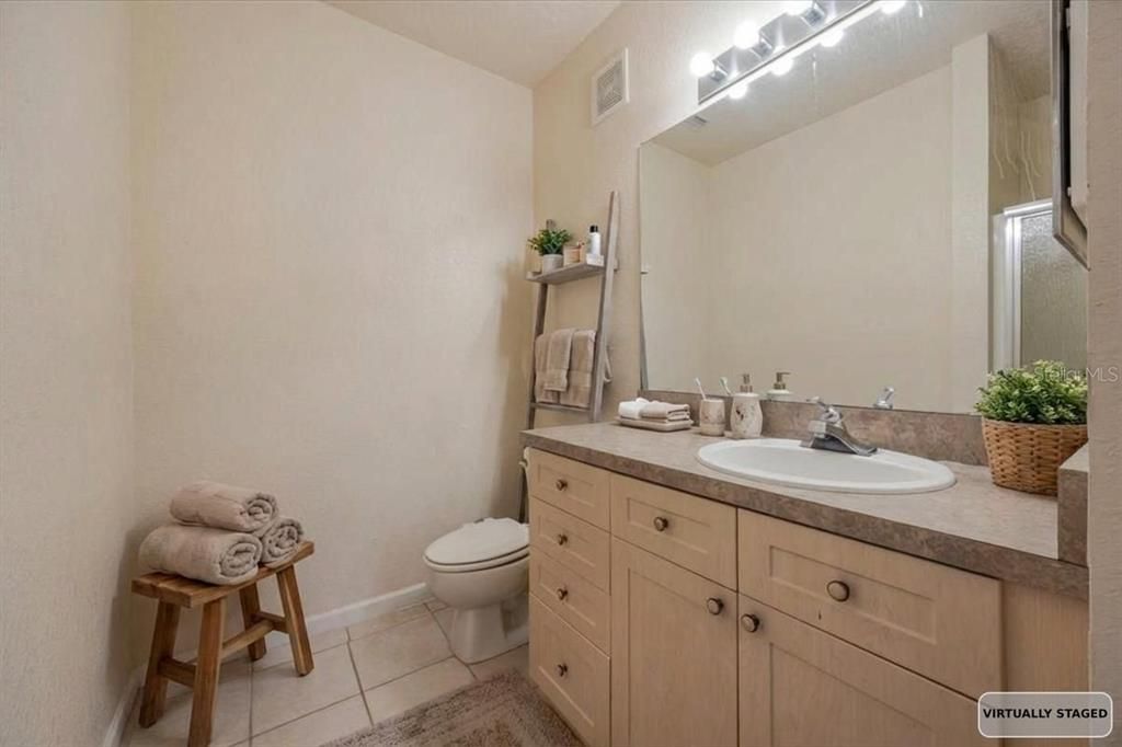 На продажу: $220,000 (2 спален, 2 ванн, 1170 Квадратных фут)