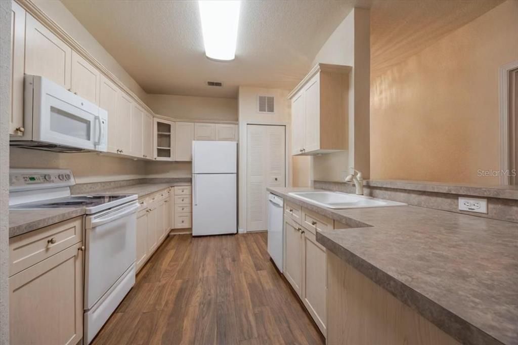 На продажу: $220,000 (2 спален, 2 ванн, 1170 Квадратных фут)