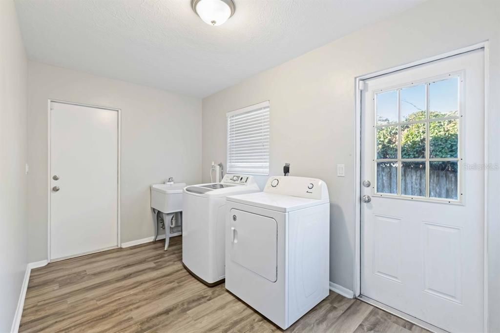 For Rent: $2,800 (3 beds, 2 baths, 2027 Square Feet)