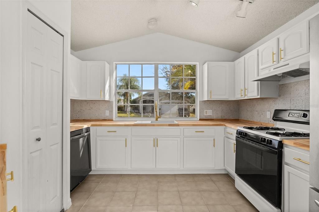 待售: $310,000 (3 贝兹, 2 浴室, 1664 平方英尺)