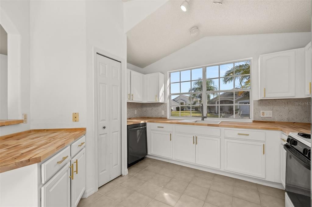 待售: $310,000 (3 贝兹, 2 浴室, 1664 平方英尺)