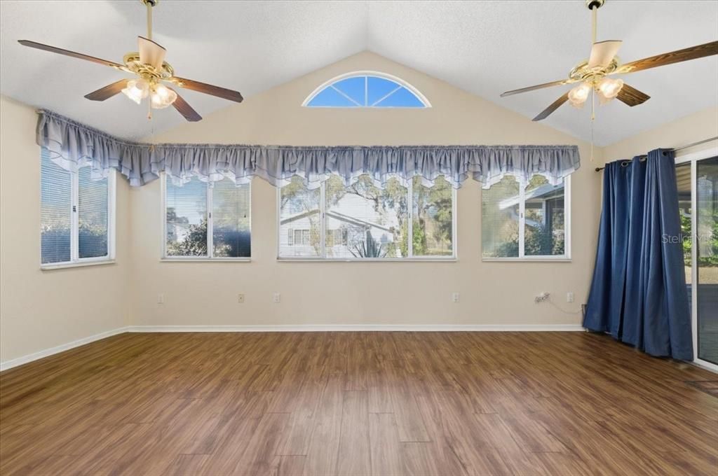 待售: $245,000 (3 贝兹, 2 浴室, 2070 平方英尺)