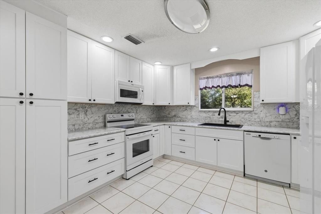 待售: $245,000 (3 贝兹, 2 浴室, 2070 平方英尺)