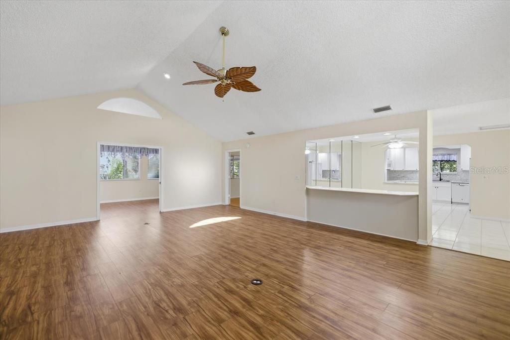 待售: $245,000 (3 贝兹, 2 浴室, 2070 平方英尺)