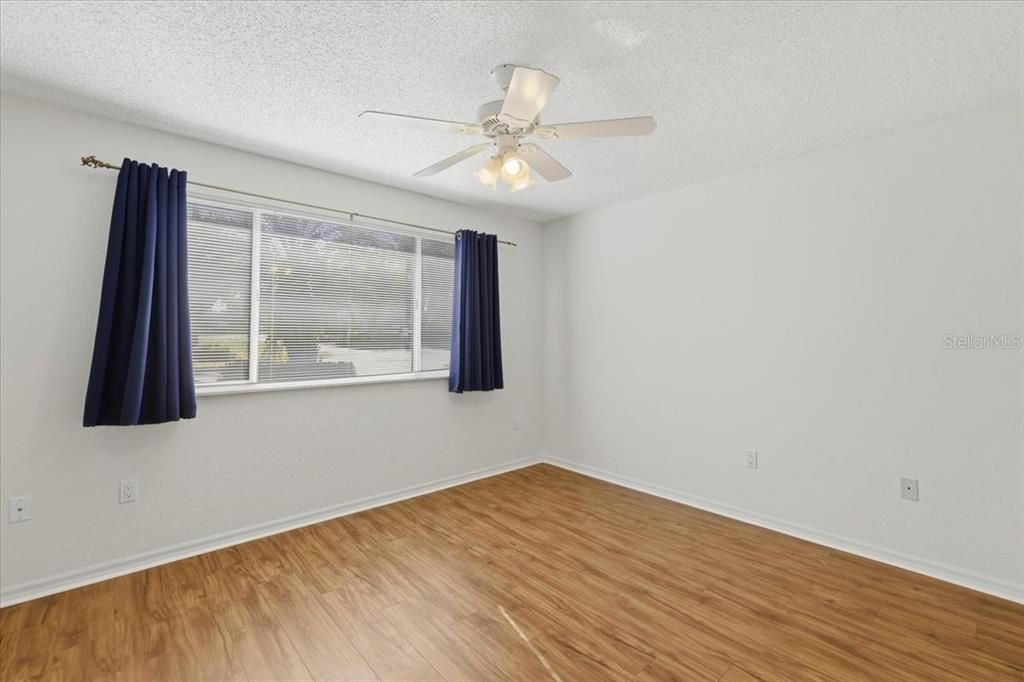 待售: $245,000 (3 贝兹, 2 浴室, 2070 平方英尺)