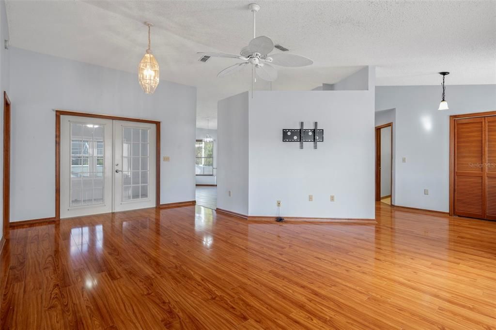 For Sale: $329,900 (3 beds, 2 baths, 1568 Square Feet)