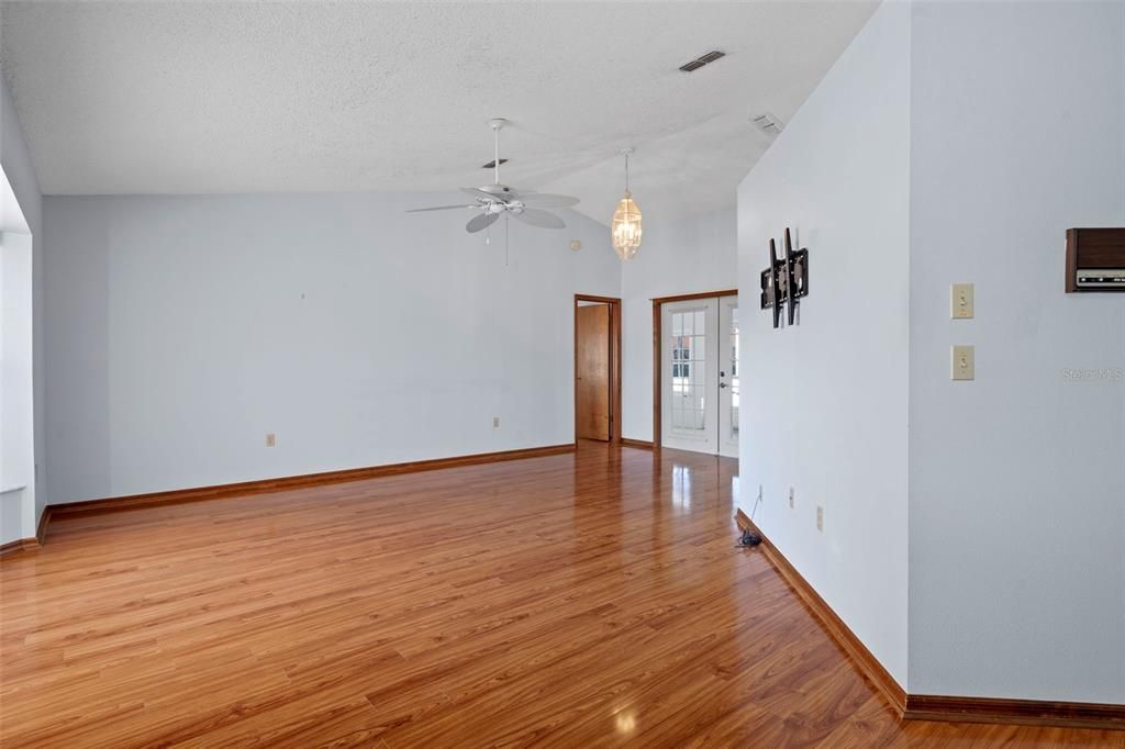 For Sale: $329,900 (3 beds, 2 baths, 1568 Square Feet)