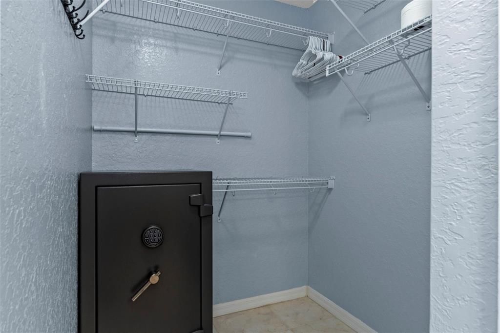 For Sale: $379,500 (4 beds, 2 baths, 1932 Square Feet)