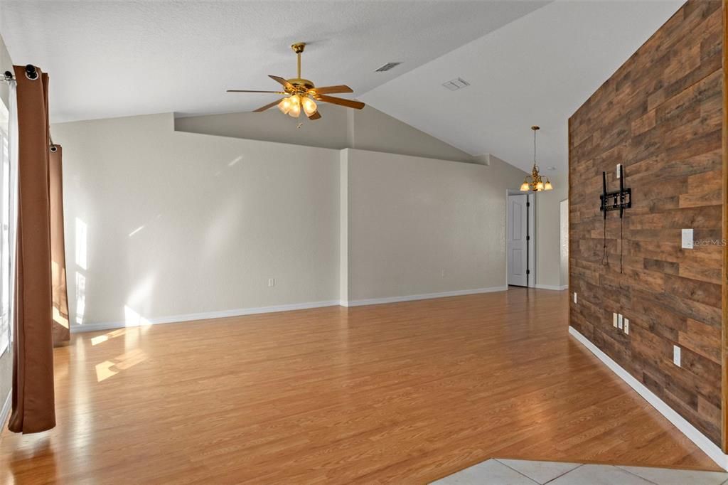 For Sale: $379,500 (4 beds, 2 baths, 1932 Square Feet)