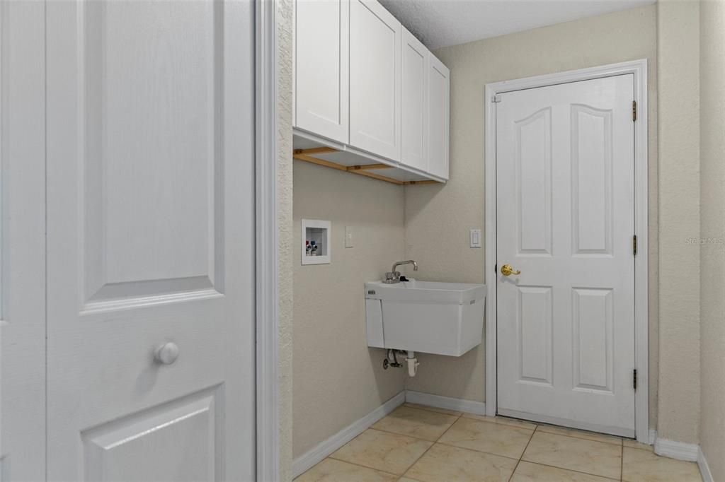 For Sale: $379,500 (4 beds, 2 baths, 1932 Square Feet)