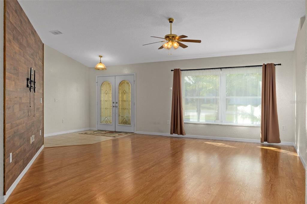 For Sale: $379,500 (4 beds, 2 baths, 1932 Square Feet)