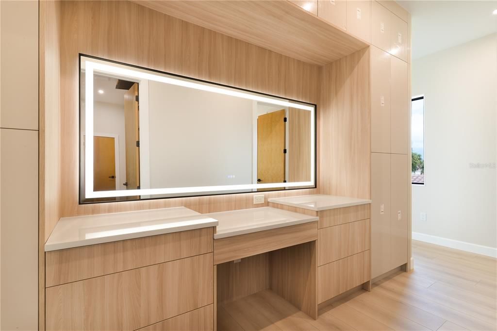 For Sale: $2,995,000 (3 beds, 3 baths, 3713 Square Feet)