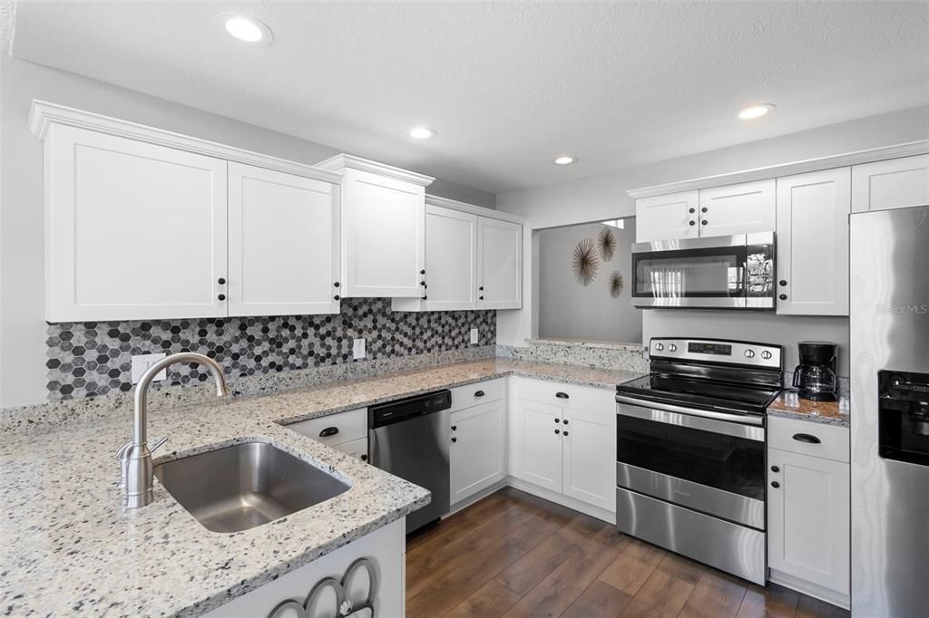 For Sale: $400,000 (3 beds, 2 baths, 1704 Square Feet)