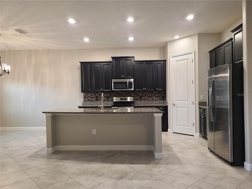 出租: $3,000 (4 贝兹, 2 浴室, 2452 平方英尺)