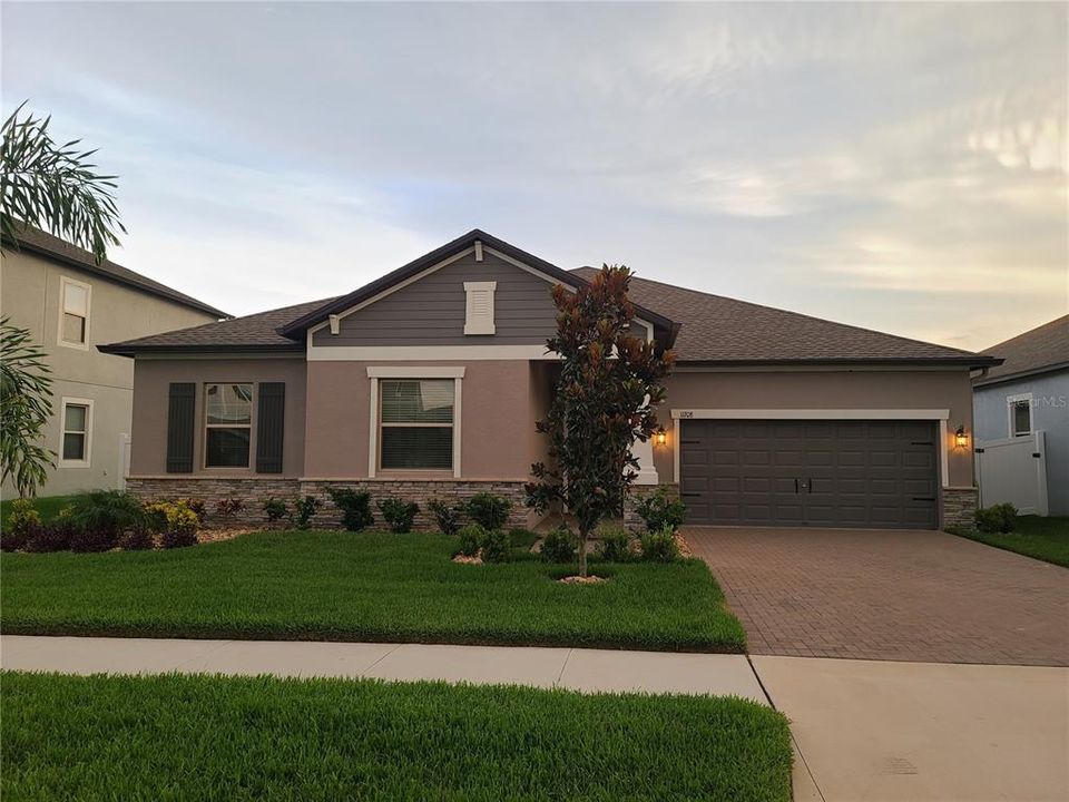 出租: $3,000 (4 贝兹, 2 浴室, 2452 平方英尺)