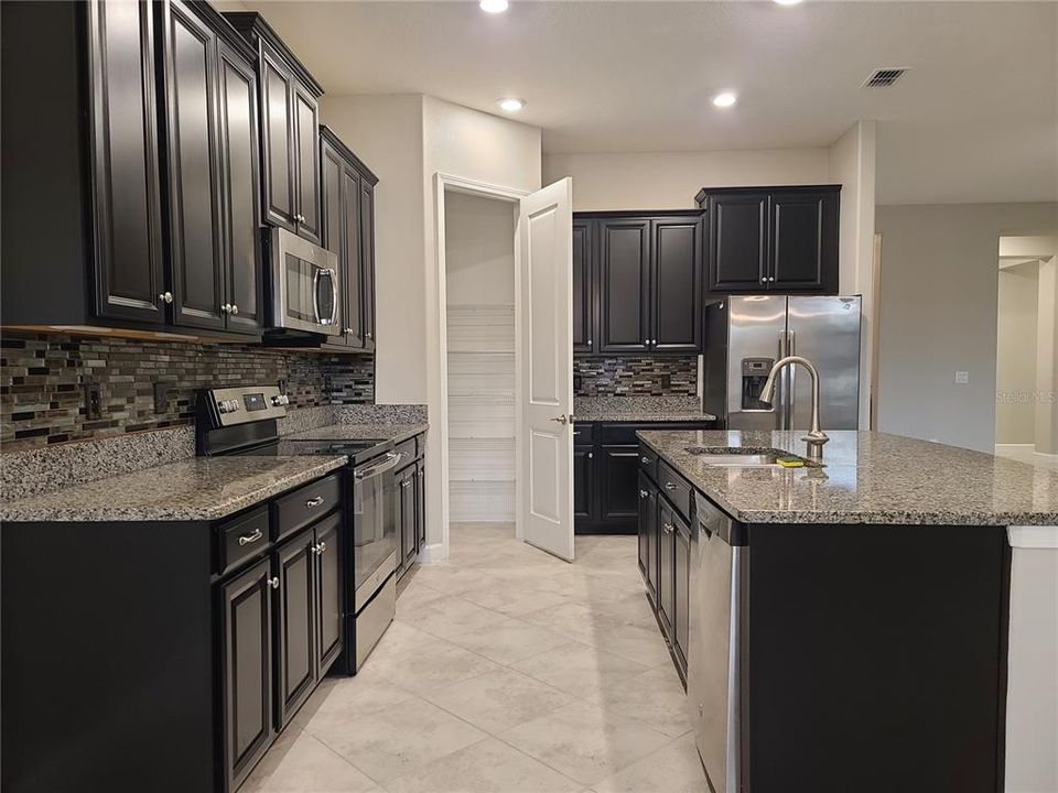 出租: $3,000 (4 贝兹, 2 浴室, 2452 平方英尺)