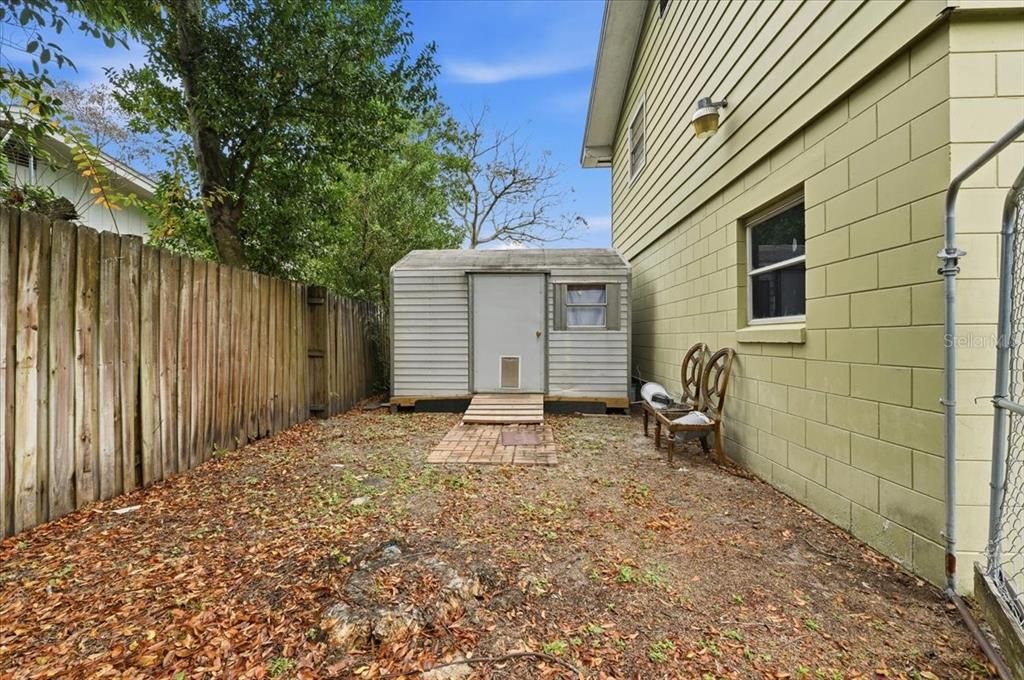 На продажу: $300,000 (4 спален, 2 ванн, 1824 Квадратных фут)