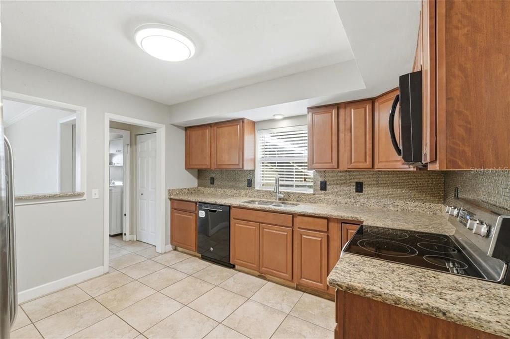 На продажу: $300,000 (4 спален, 2 ванн, 1824 Квадратных фут)