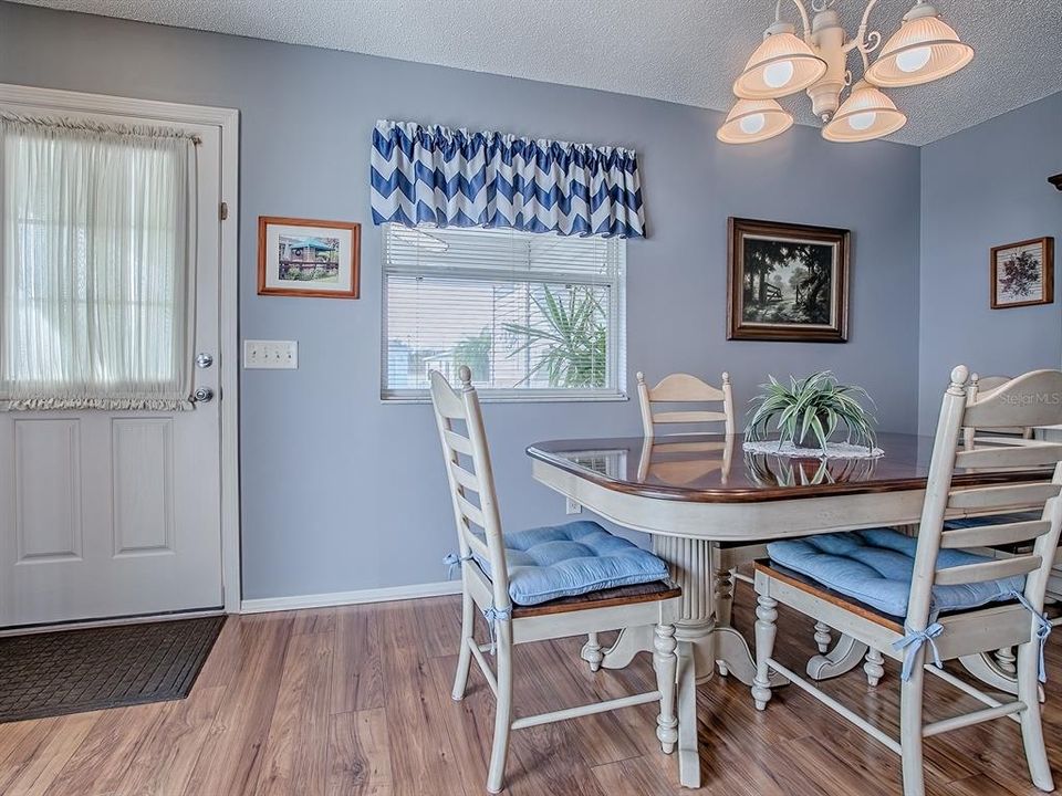 待售: $275,000 (2 贝兹, 2 浴室, 1156 平方英尺)